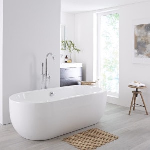 freestanding bath in modern bathroom