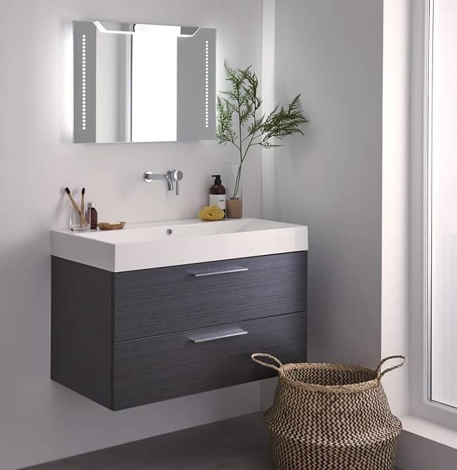 The Bathroom Mirrors Er S Guide Big - Should A Bathroom Mirror Be Wider Than The Sink