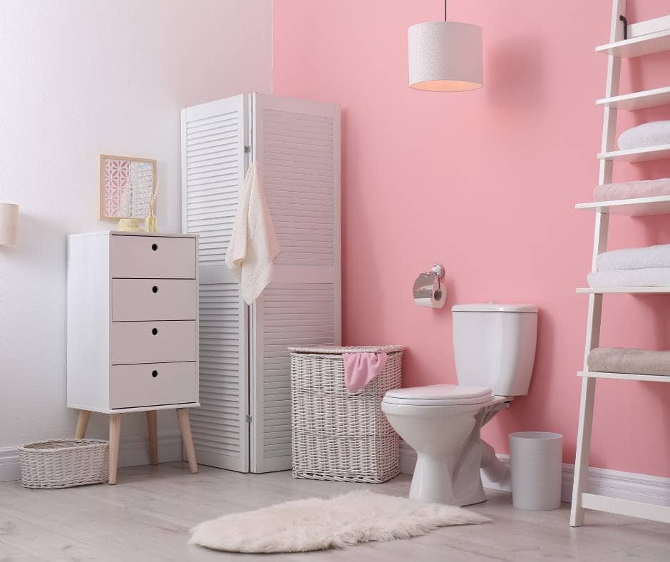 Roze badkamermuren Roze badkamerwanden met een scala aan witte meubels en armaturen
