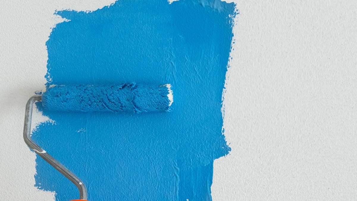 muren schilderen Badkamermuren schilderen met blauwe verf en een roller