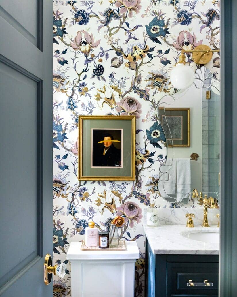 bloemen behang bloemenbehang in een decadente, traditioneel ingerichte badkamer