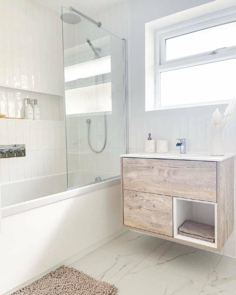 badmeubel en douche boven het bad