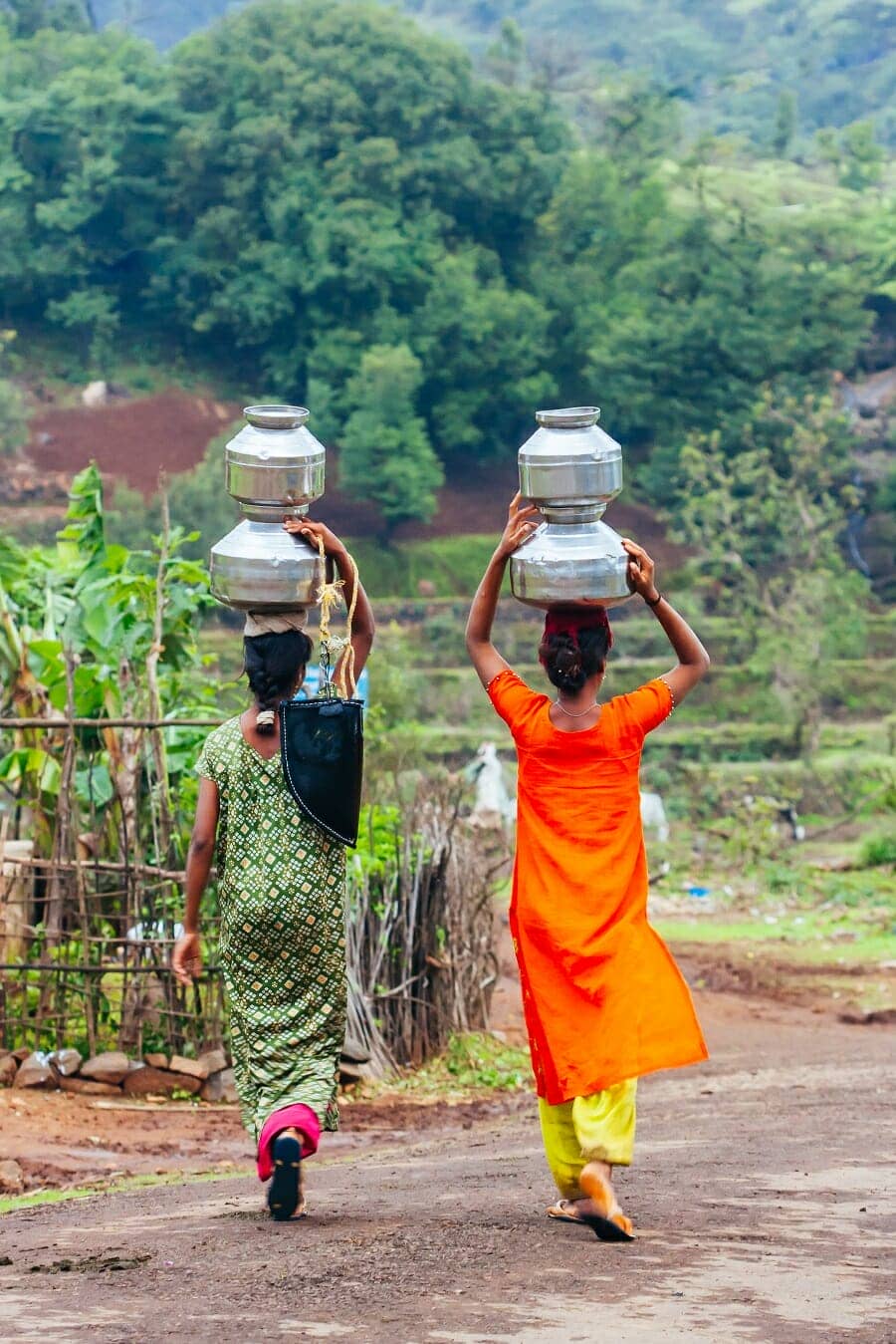 Dorpelingen die water dragen in een Indiaas dorp