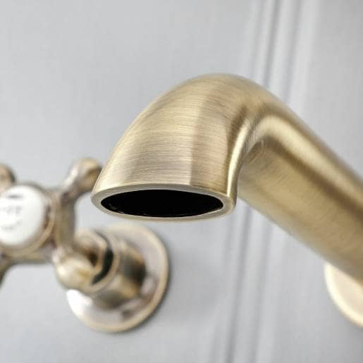 Geborsteld goud wandgemonteerde kraan