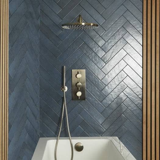 douche van geborsteld messing