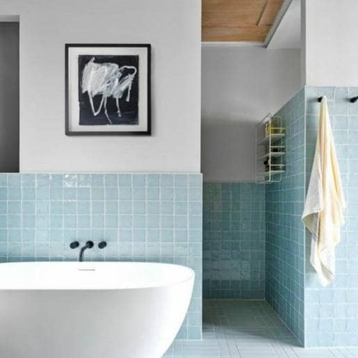 Koele blauwe badkamer zomerkleuren