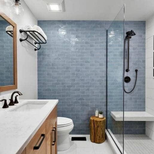 Koel blauw badkamer interieur