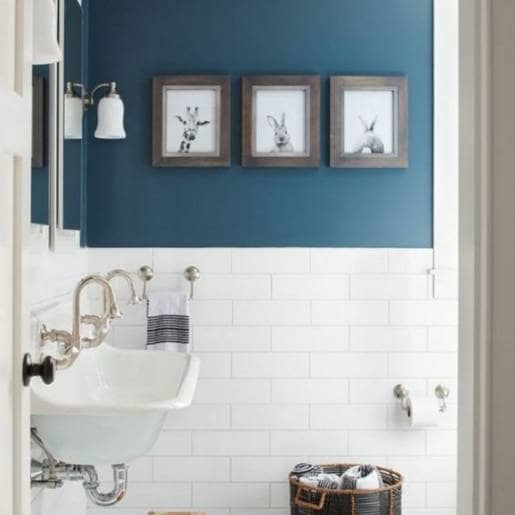 Indigo Blue en-suite zomerse badkamerkleuren