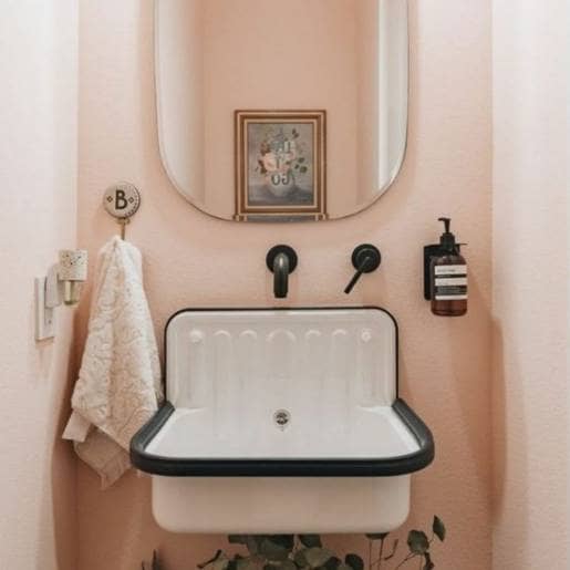 Peachy roze boerderij badkamer