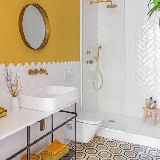 Yellow bathroom decor 