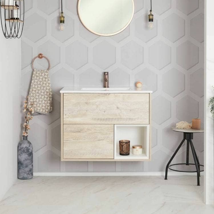 aan de muur hangende badmeubel die de illusie van ruimte geeft in een kleine badkamer