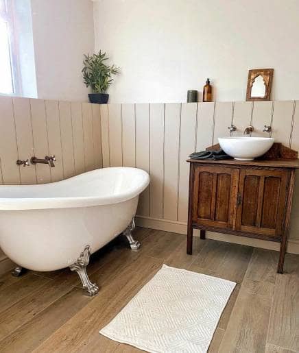Retro vanity unit in bathroom