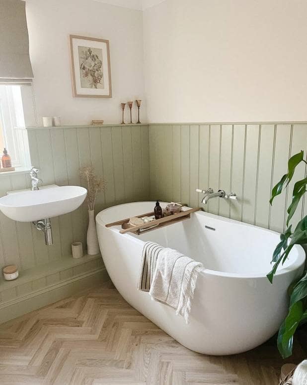 Oval bathtub in ensuite