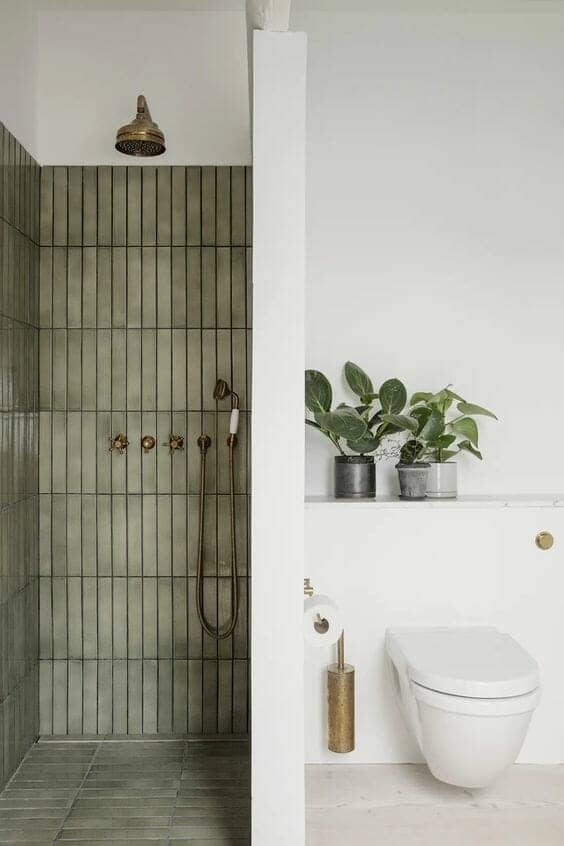 Tiled shower ensuite wall