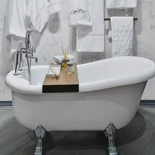 Freestanding bath with caddy