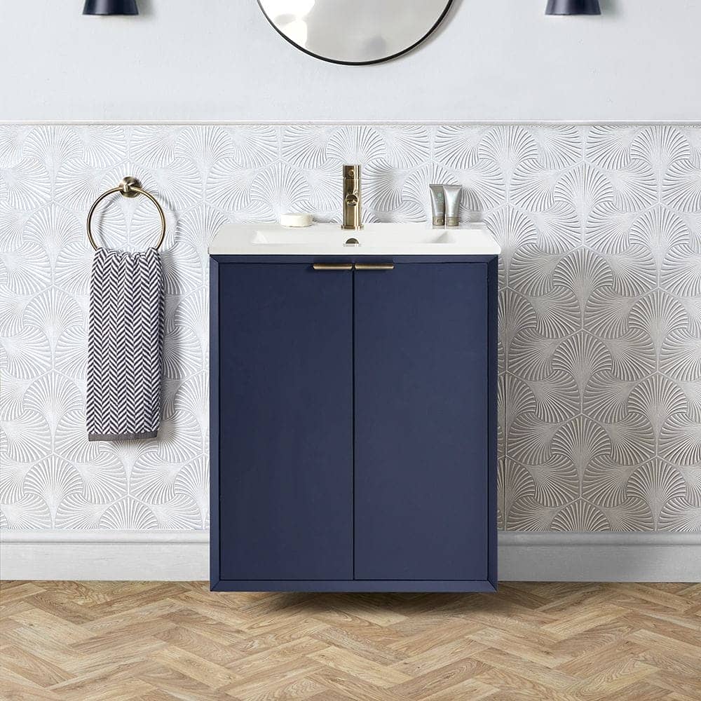 blauwe wastafelmeubel een blauwe wandonderkast met gouden kranen